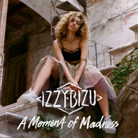 Happy Releaseday: Izzy BIzu – A Moment of Madness
