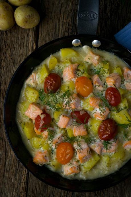 Super vorzubereiten + richtig lecker schmeckt diese Kartoffel Lachs Pfanne. Perfekt für die ganze Familie auch wenn wenig Zeit ist. Ihr werdet sie lieben! Cremige Kartoffel Lachs Pfanne mit Dill