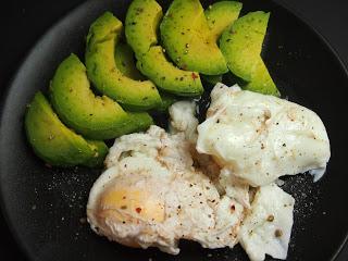 Pochierte Eier mit Avocado