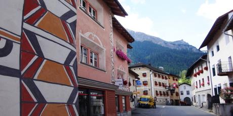 Alpenglühen: bunte Häuser und Berge