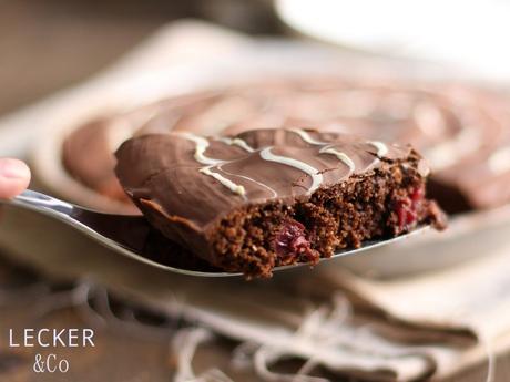 Nutella-Erdmandel-Kuchen mit Kirschen {Gastbeitrag von LECKER&CO} Nutella-Erdmandel-Kuchen mit Kirschen {Gastbeitrag von LECKER&CO}