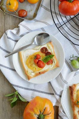 Tomaten Tartelettes mit Basilikumcreme / Tomato Tarts with Basil Cream