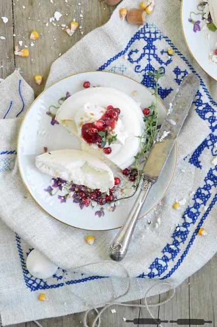 Mini Pavlovas mit Nusscreme und Preiselbeersauce / Mini Pavlovas with a nutty Cream and Lingonberries
