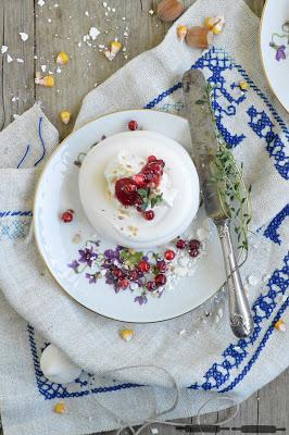 Mini Pavlovas mit Nusscreme und Preiselbeersauce / Mini Pavlovas with a nutty Cream and Lingonberries