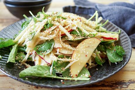 Asiatischer Kohlrabi-Apfel-Salat mit Miso-Dressing