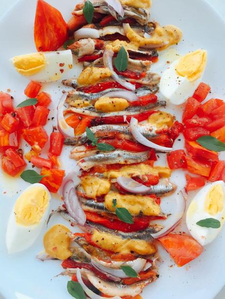 Assiette des vendanges – Roquerones mit gerösteter Paprika, Tomaten, Ei und Zwiebeln