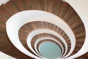 Architektur vom Allerfeinsten: Ovalförmiges Treppenhaus aus Teakholz
