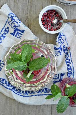 Preiselbeer Drink mit Minze / Lingonberry Drink with Mint Leaves #itsadrink