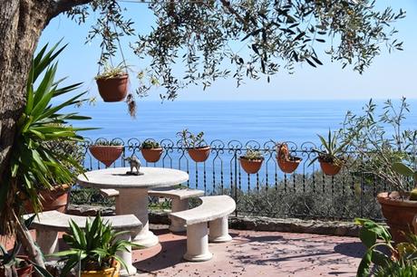 13_Terrasse-mit-Aussicht-Ventimiglia-Ligurien-Italien-Blumenriviera