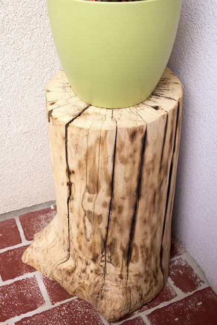 DIY Beistelltisch aus einem Baumstamm