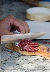 ...mit scharfem Messer hauchdünn geschnittene Salami
