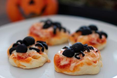 Halloween Snack Spider Pizza – Mini Pizzen