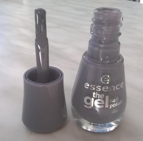 [Nail Saturday] Catrice Ultimate Nail Lacquer 121 Plump Around + essence the gel nail polish 87 gossip girl
