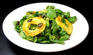 Salat mit Curryäpfeln und Kürbisölvinaigrette
