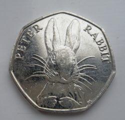 50-Pence-Münze mit Peter-Rabbit-Abdruck - Amanda Slater https://www.flickr.com/photos/pikerslanefarm/28606915355