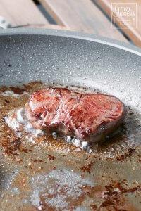 Ein leckeres leckeres Steak vom Rinderfilet brutzelt im Rama Bratprofi
