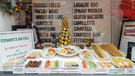 Schaufenster von Piemonte Ravioli in Little Italy in New York. Kuriose Feiertage - 17. Oktober - Nationaler Pasta-Tag in den USA – der amerikanische National Pasta Day (c) 2016 Sven Giese