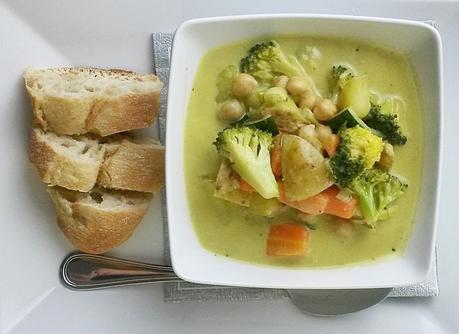 grünes Curry-Gemüse mit frischer green Curry-Paste