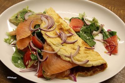 Omelett mit Salatfüllung und Räucherlachs
