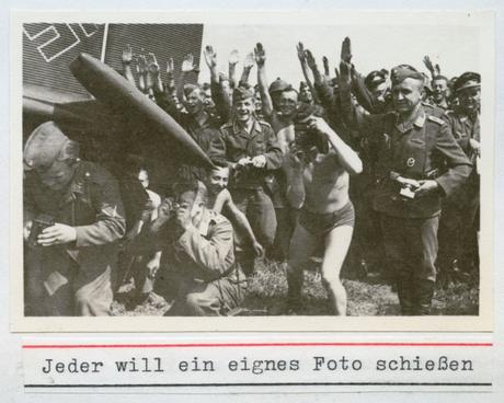 Soldaten fotografieren während des Besuchs von Hitler und Mussolini in Uman/Ukraine am 28. August 1941; Archiv Reiner Moneth, Norden
