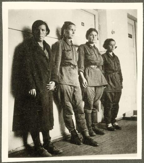 Sowjetische Soldatinnen, vermutlich vor einem Verhör. Sowjetunion, ohne Datierung. Album anonym, Archiv Reiner Moneth, Norden