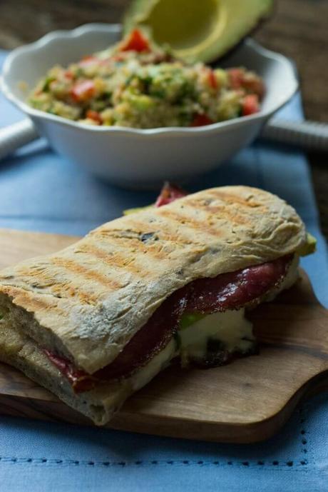 Grill Sandwich oder auch Panini Sandwich mit Avocado Grill Sandwich Panini