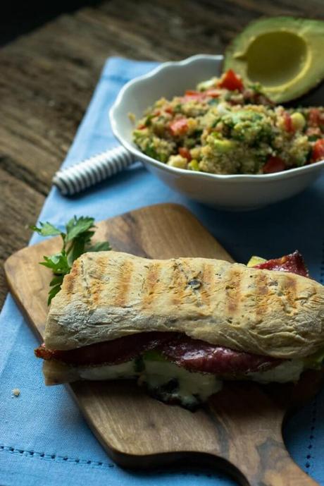 Grill Sandwich mit Avocado, Salami und Mozzarella Grill Sandwich mit Avocado, Salami und Mozzarella