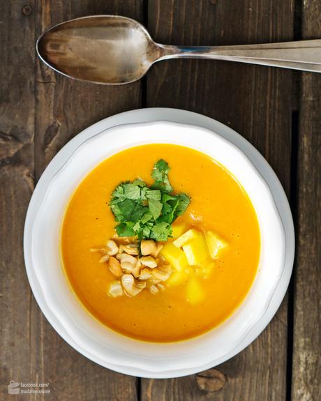 Kürbissuppe mit Mango, Koriander & Erdnüssen | Madame Cuisine Rezept