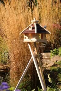 Ein Vogelhaus mit Ständer kann überall im Garten aufgestellt werden