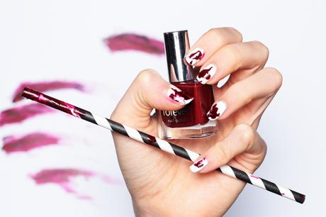 2 Last-Minute Halloween Looks - The Half-Face Girl & Splattered nails blutiges Nailart