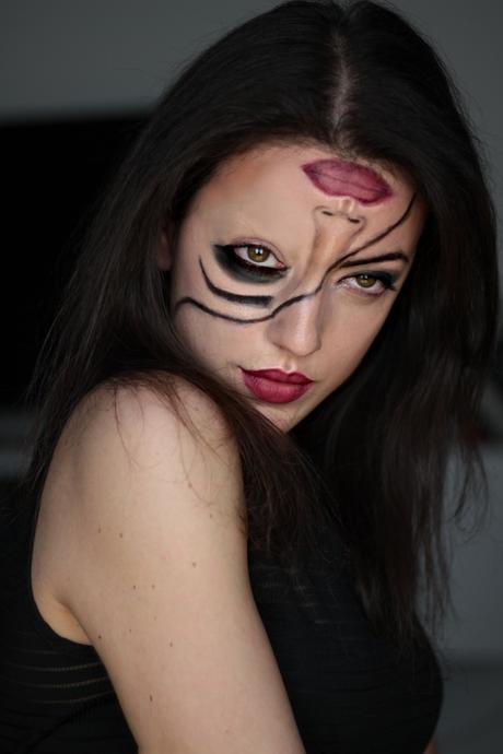 2 Last-Minute Halloween Looks - The Half-Face Girl & Splattered nails Half face Halloween Look