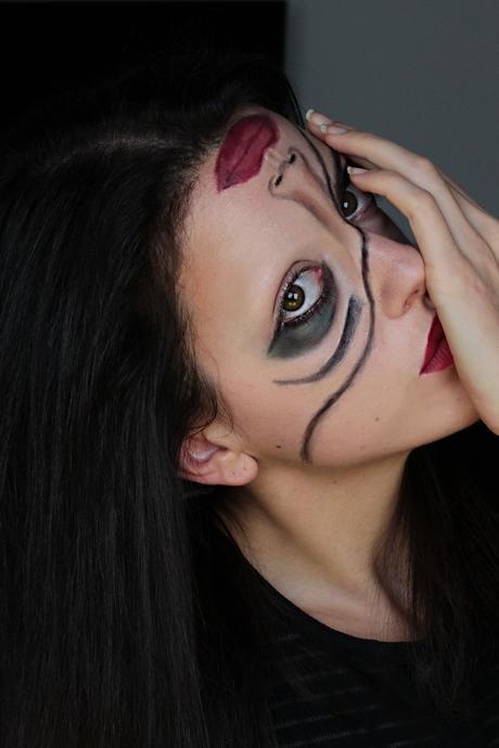 2 Last-Minute Halloween Looks - The Half-Face Girl & Splattered nails Half face Halloween Make up