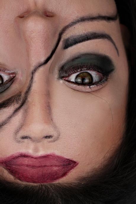 2 Last-Minute Halloween Looks - The Half-Face Girl & Splattered nails make up halloween einfach