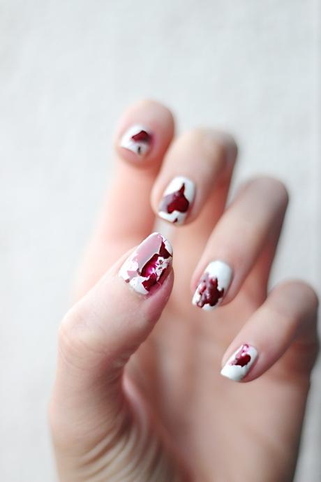 2 Last-Minute Halloween Looks - The Half-Face Girl & Splattered nails Splattered Nailart