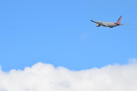 Flugzeugstart-ueber-den-Wolken
