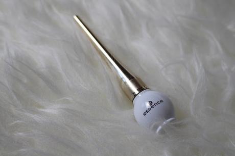 Review: Essence the little x-mas factory Limited Edition liquid gold eyeliner in 01 ho ho ho