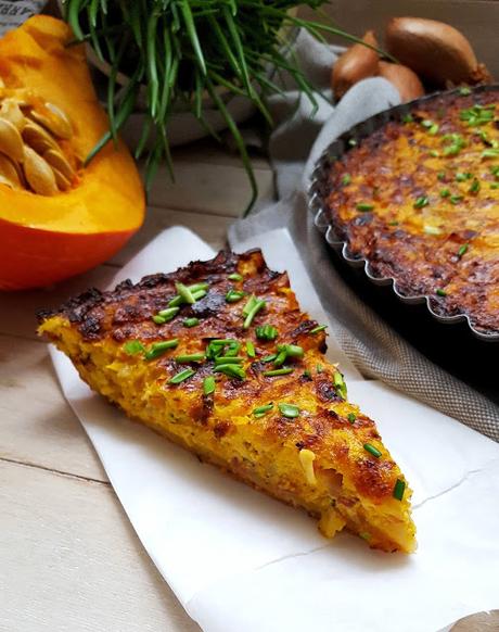 Goldenes Herbst-Soulfood: Kürbisquiche mit Speck und Käse