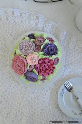 Red Velvet Torte mit Buttercreme Blumen / Red Velvet Cake with Buttercream Flowers