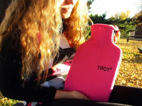 Wärmend durch die kalte Jahreszeit - Jaimee testet die TROY°-Wärmflasche mit Sicherheitsverschluss