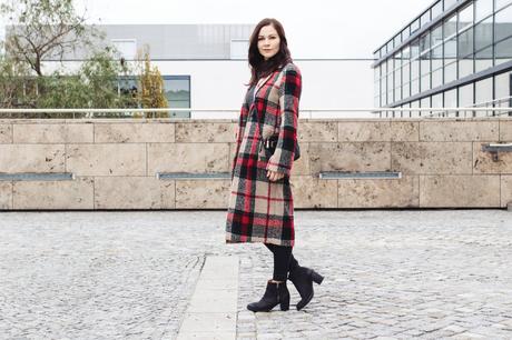 Winter-Outfit mit kariertem Mantel, Rollkragenpullover und Zign Ankle Boots