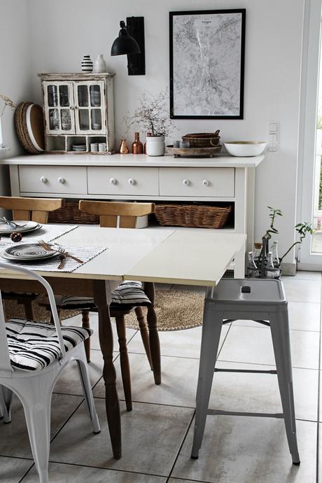 Kücheneinrichtung in Schwarz Weiß Holz mit leichten New Boho Elementen, Essplatz, Dinigroom