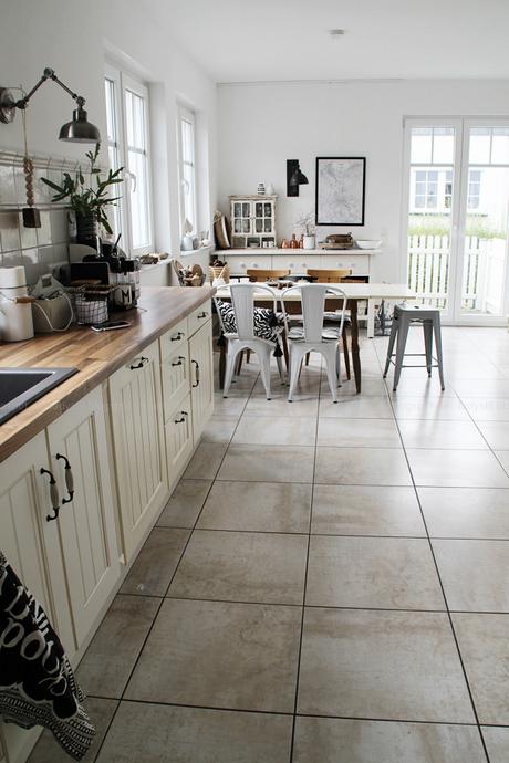 Kücheneinrichtung in Schwarz Weiß Holz mit leichten New Boho Elementen, Überblick Küche mit Essplatz in weiß