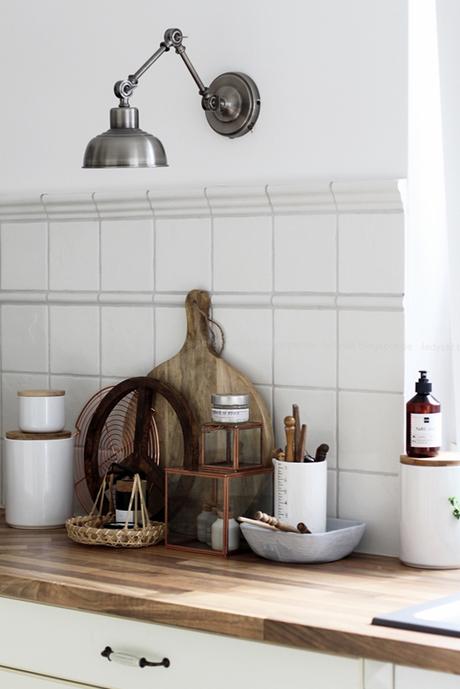 Kücheneinrichtung in Schwarz Weiß Holz mit leichten New Boho Elementen, Küchen-Wandlampe im Antiklook