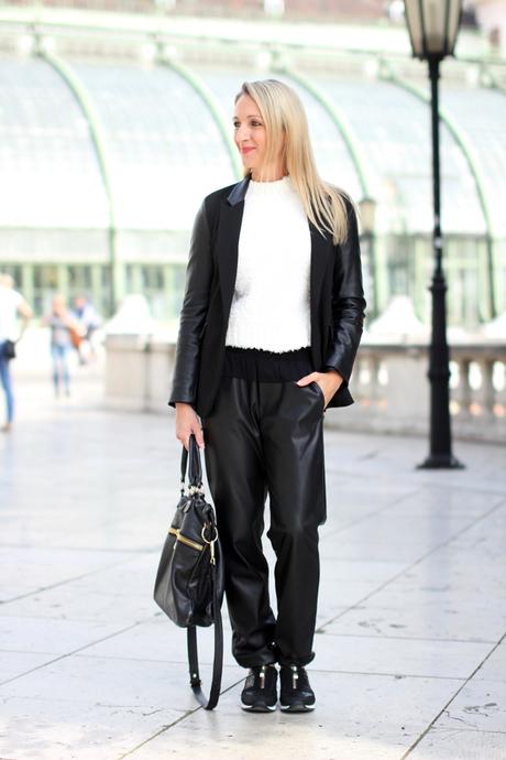 Chic & casual: Track pants, sneakers & blazer