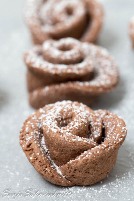 schokoladen-rosen-muerbeteigplaetzchen-mit-kakao-chocolate-roses-cookies-with-cocoa-13-von-13