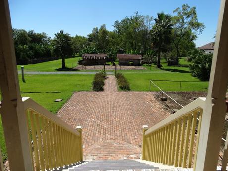laura-plantation-stairs-to-backyard