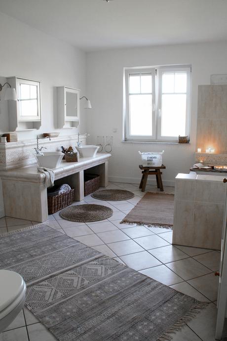 großzügiges Badezimmer mit großer Badewanne und hellen Fliesen, Badezimmer in Holz, Weiß, Ikea Spiegel und Lampen, Teppich House Doctor