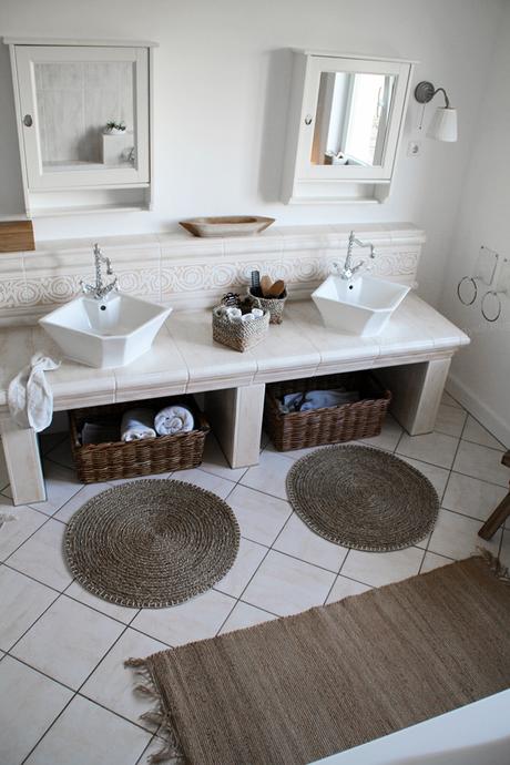 Wellnessoase Badezimmer, großzügiges Badezimmer mit großer Badewanne und hellen Fliesen, Badezimmer in Holz, Weiß