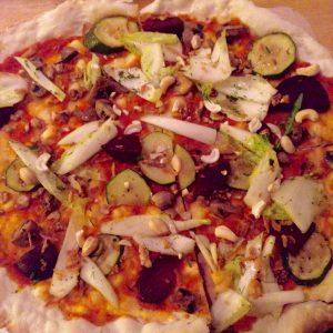 Pizza mit Gemüse auf einem Dinkelboden