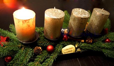 Adventskranz: silberne Kerzen, ein paar rote Christbaumkugeln und ganz viel Natur
